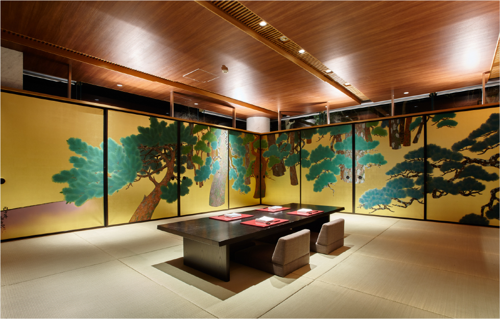 金の襖絵に囲まれた空間で日本料理コースを堪能する